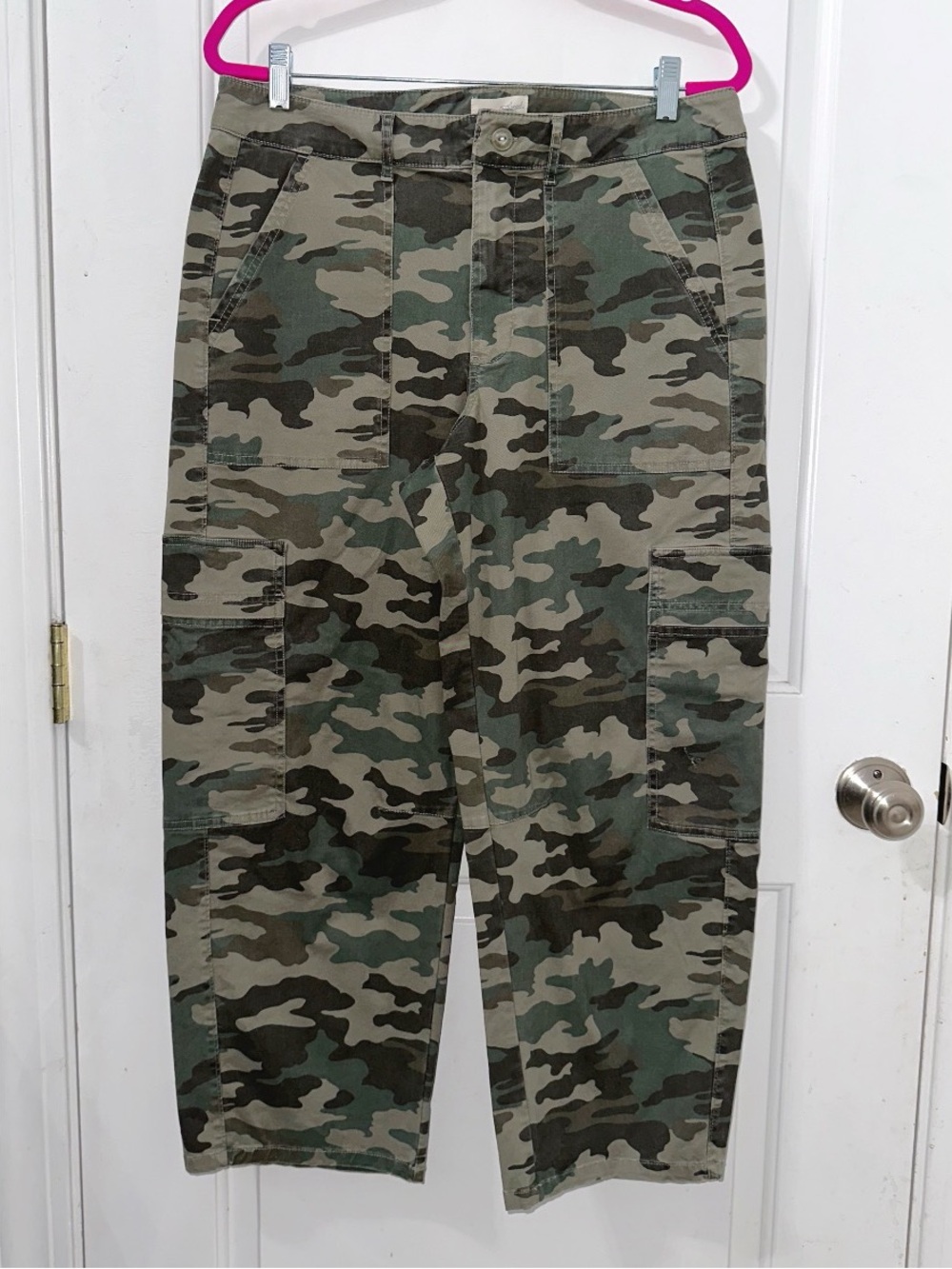 Universal Thread Mid-Rise Barrel Leg Cargo Pants, size 12 - Picture 2 of 5